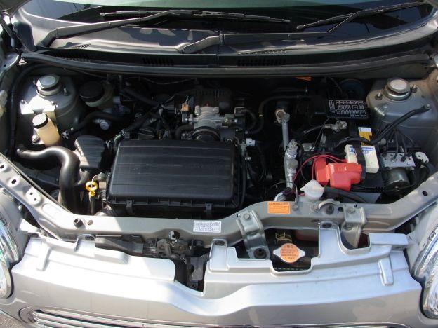 最近の高級車のようにカバーだらけで配置がワカラン、という事はないが...