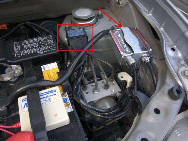 左用バラスト(矢印)は浮かせて、リレー(□)はこの位置