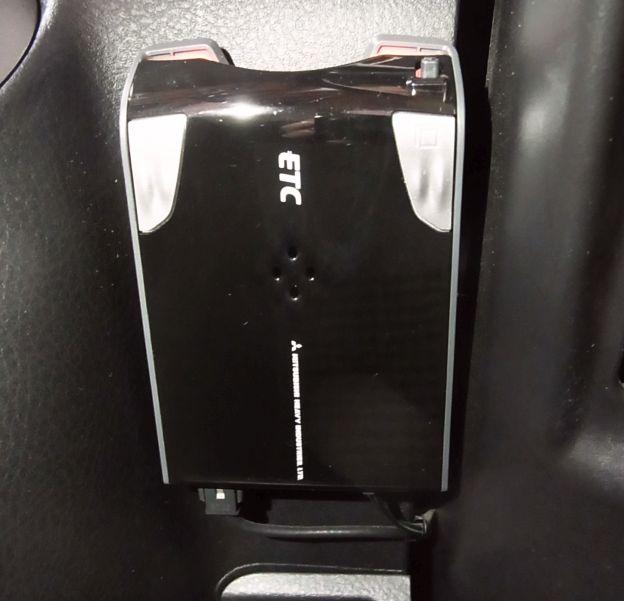 ステアリングコラムの左下に設置