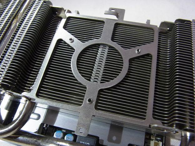 動きが渋かった側のラジエターには問題なさそうだったので...