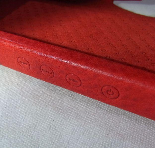 このボタンの型押し、当然なんのボタンかは探れないが、位置で判る