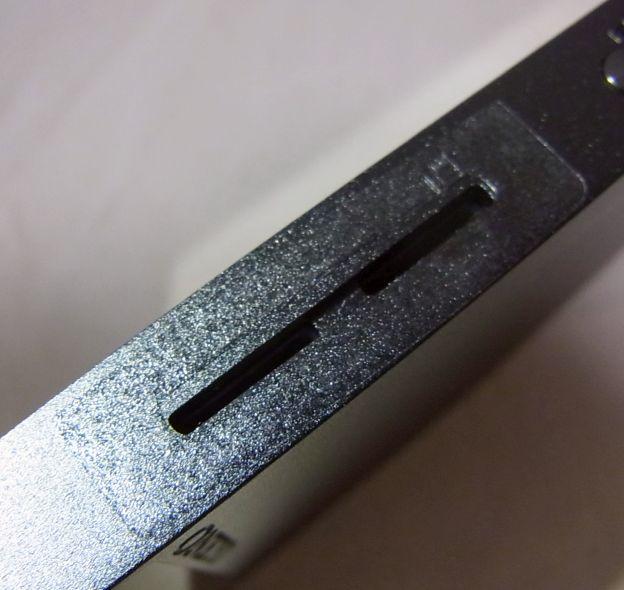 サイドの保護シールはスロット周りをカバー