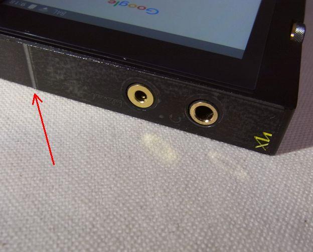 トップは「段」があるのでそこが浮くがイヤホンジャックで傷つくよりは...