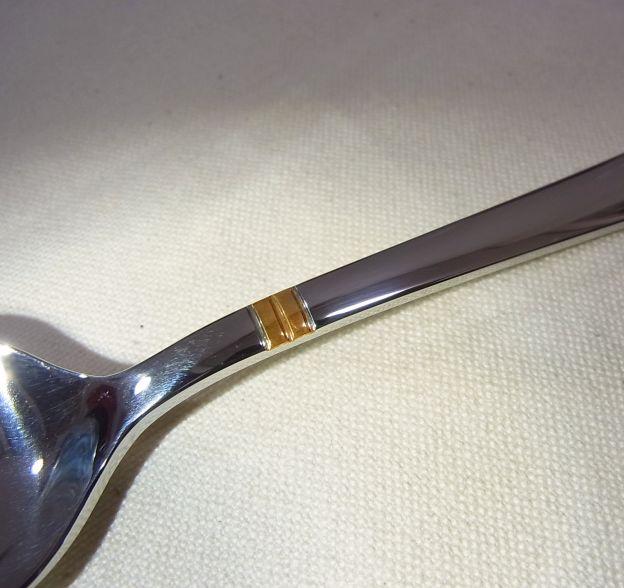 ここにワンポイントで金色があしらわれている