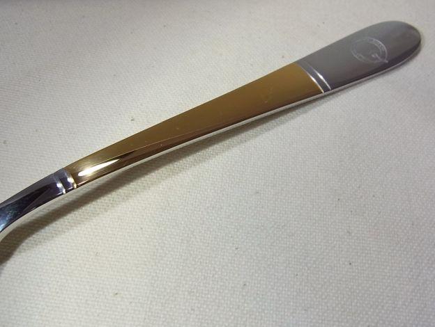 もっと黄色っぽい金かと思ったけれど、落ち着いた金。