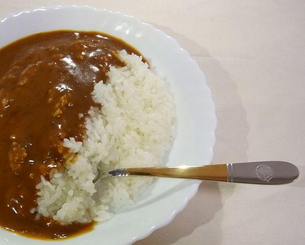 こういう感じ(カレーはこの写真のために入手した他社のレトルト)