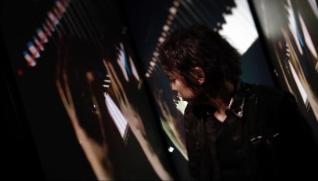 その内側には様々な映像が映し出される