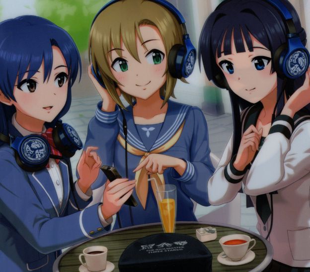 左から如月千早、多田李衣菜、最上静香?(机の上のおにぎり型のはヘッドホンケース)