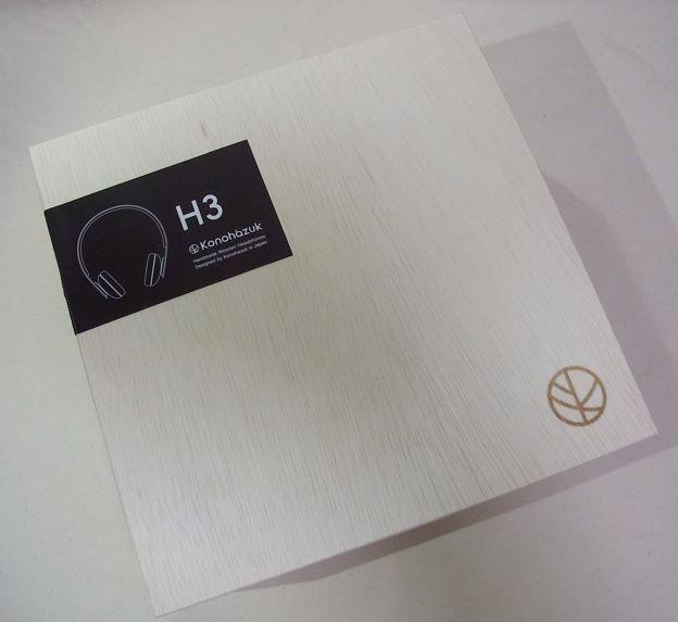 シンプルな木箱入り。