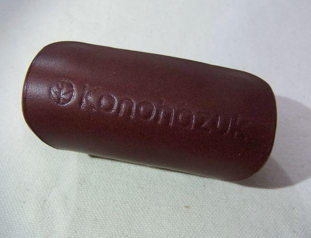 革製コードホルダーにはKonohazukの捺し印が入る