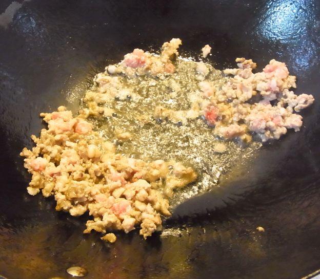 ②挽肉炒めて塩胡椒する(チョイ脂が多いのでペーパーで拭き取った)
