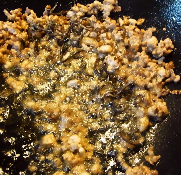 ③さらに塩昆布投入。なじんだら火を止める直前に出汁醤油垂らす。