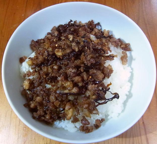 ④温かいご飯に掛けてできあがり!