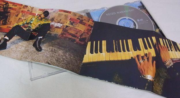 アメリカ下町風の所での写真や黄ばんだ白鍵のピアノなどはファンキィなのだが。