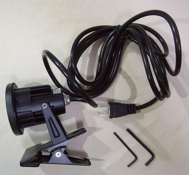 無骨な感じの造り。特に電源ケーブルふっと!!