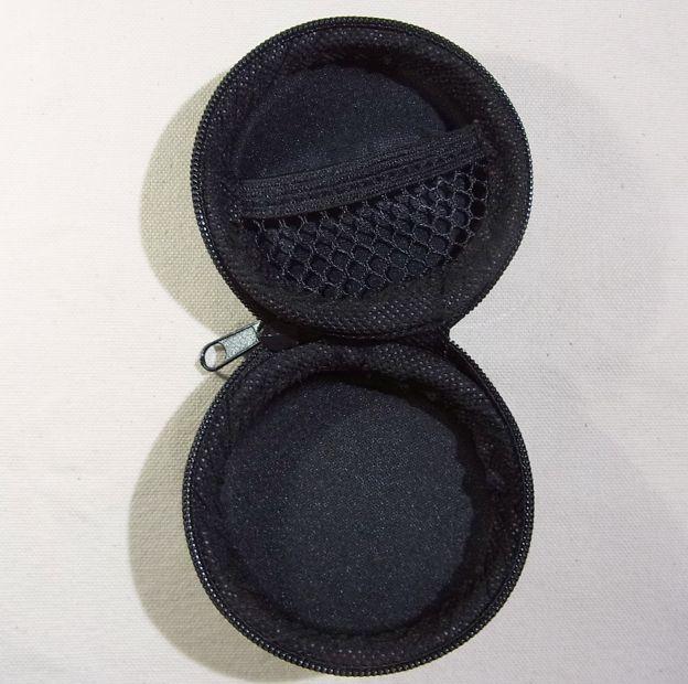 ケースの内側にはチップなどを入れられるメッシュポケットが