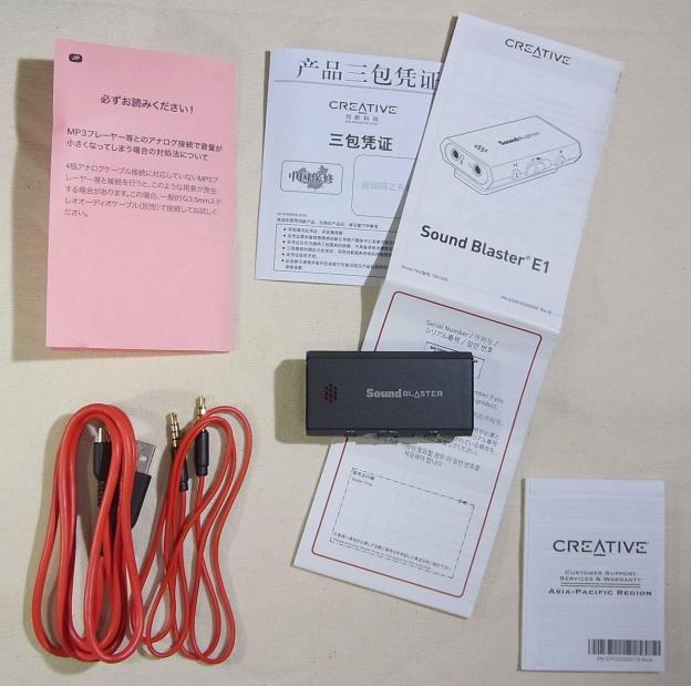 本体と説明書類のほかにマイクロUSBケーブルと4極アナログケーブルが同梱