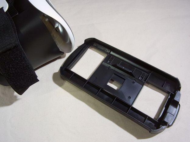 この引き出し式トレイにスマホを入れるタイプ