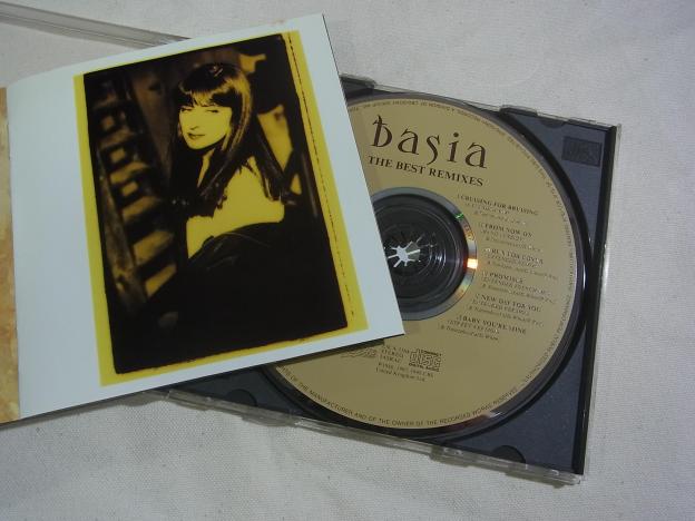 彩度を落としてセピア調にした写真が彼女に合ってる。