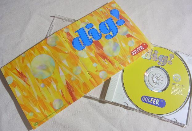 本国盤ではおやっさんの立ち姿なのだけれど、国内盤はホップな色合いのジャケに自粛?w