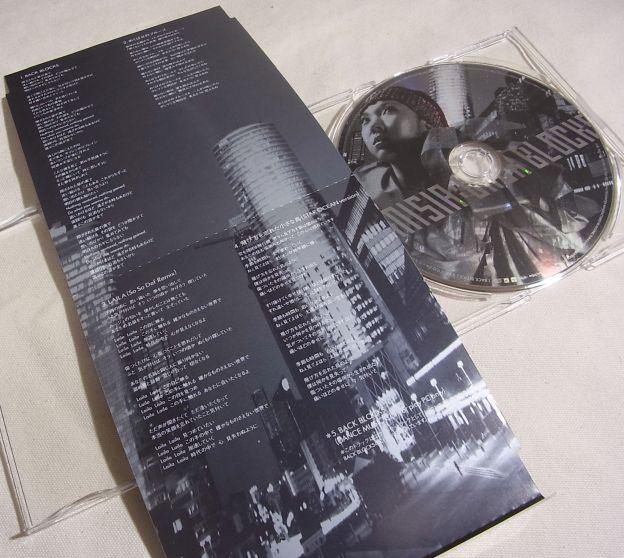 銀と黒のツートンで、シックかつ印象的な装丁