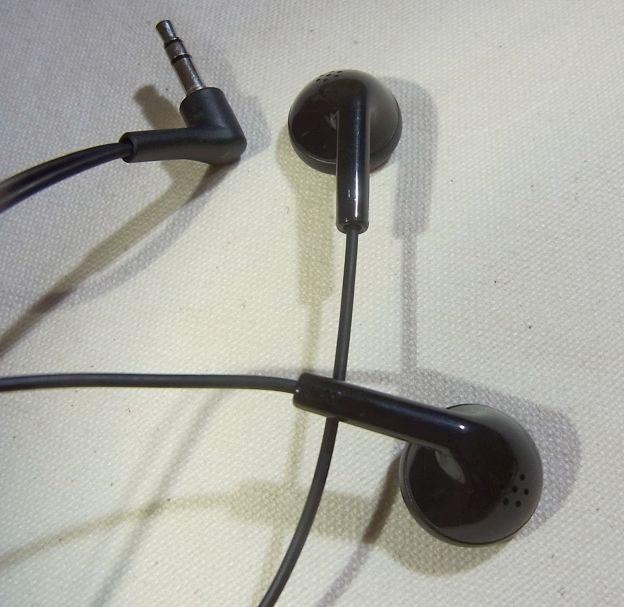 L字型プラグでベント穴が開いている。