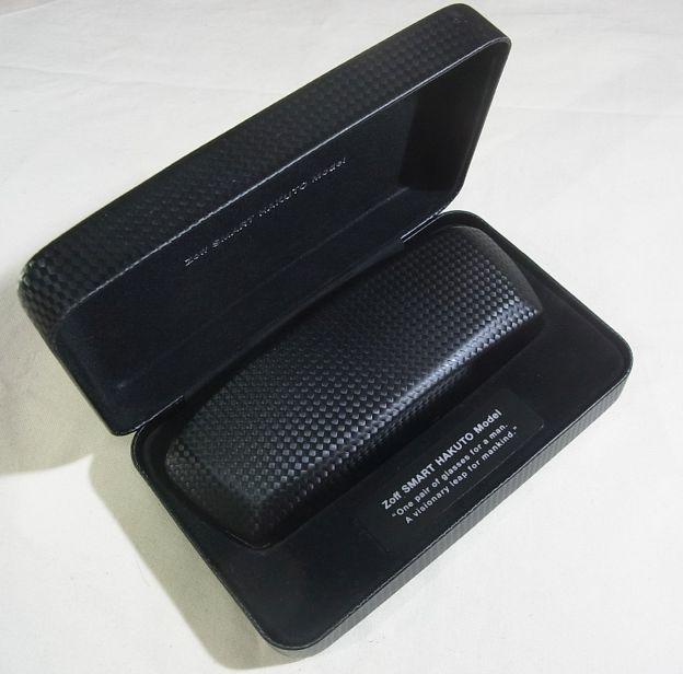 アウターケースとケースはカーボン調