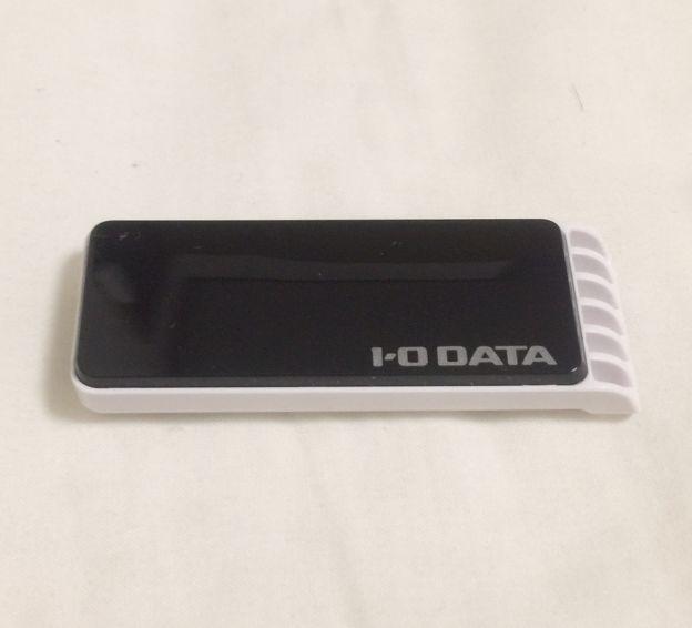 表面はつるっとしている光沢黒。