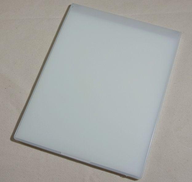 シンプルな外観。大きさは葉書よりもキモチ大きい。