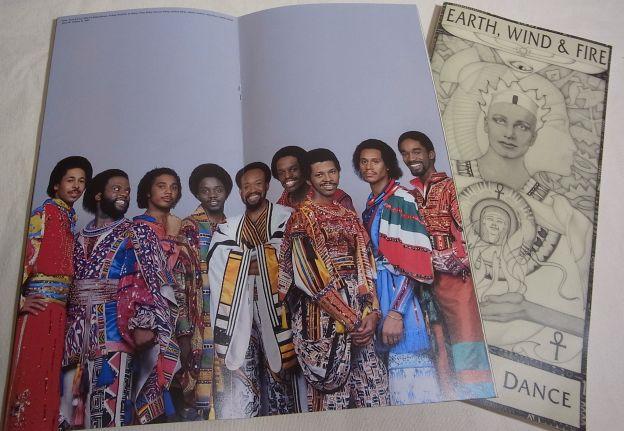 正規国内盤なので、ほぼカラーのブックレット+歌詞を訳した白黒の日本語版が添付