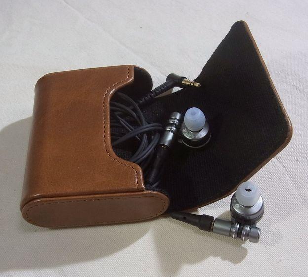 かなりゴツ目のイヤホンでも楽々入る