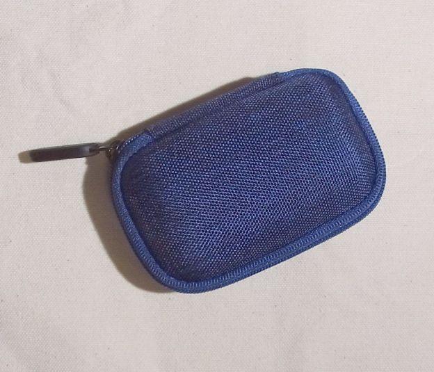 長辺9cm×短辺6cm×厚さ3cm程度のケース。