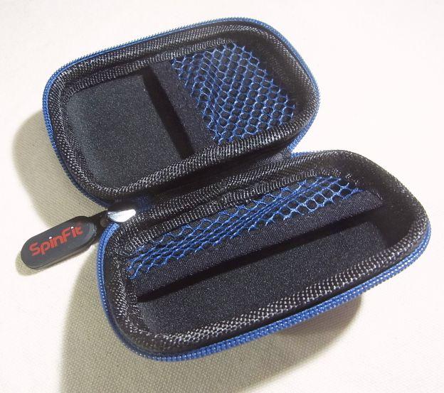 今回はイヤーチップが袋入りだったので奥に入れたが、本来は?