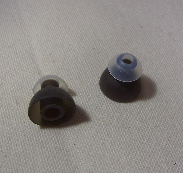 白と黒の?二段重ね鏡餅タイプ。