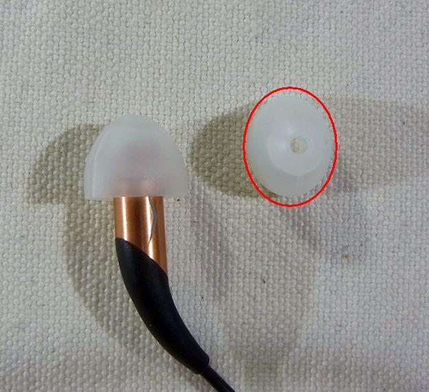 この縦に長いイヤーチップがX10の特徴