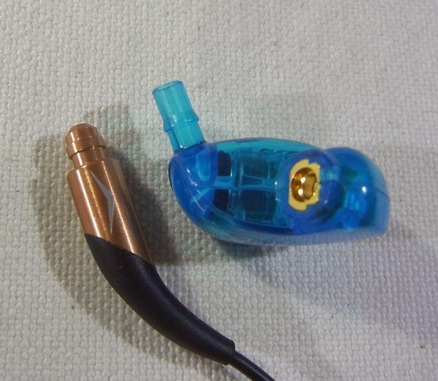 BOSEのSE215seと比べるとステムは太いけれど...