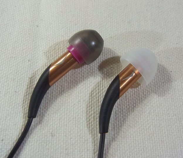 純正との比較。純正チップは長辺側を見ているので結構大きい