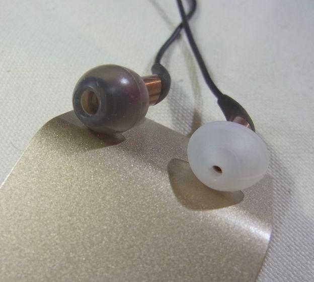 穴の大きさは全く異なる。