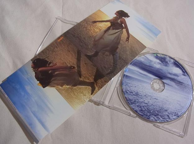 ジャケットの空に向かってアーチをかけるMISIAがステキ