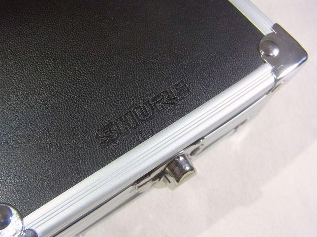 ロゴが彫り込まれている。