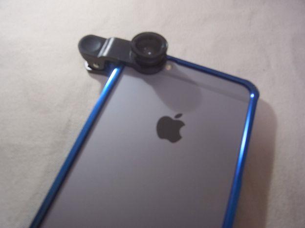 厚みがあるバンパーケースの上から挟むので少し浮く感じ