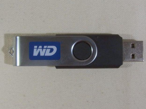 端子を露出させる。