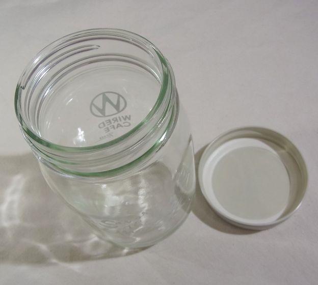 スクリューキャップ付きのジャー