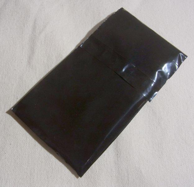 外には何も書いていない黒いビニール袋に入っている