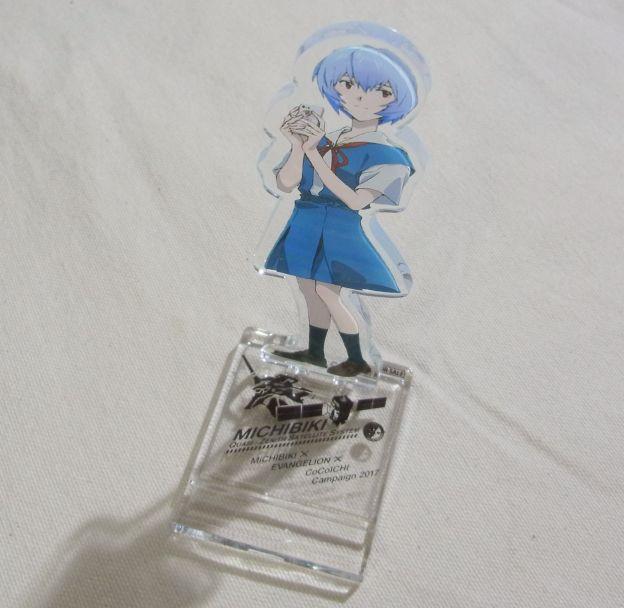 スマホ?を手にたたずむレイ