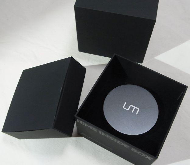 外箱の枠をスライドすると内箱があり、その中には円筒形ケースが