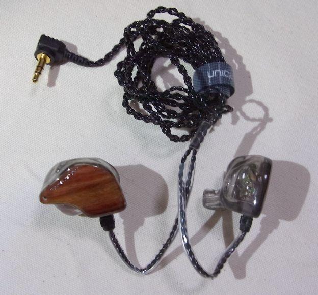 小袋の中にはCIEMがコンパクトに収められている