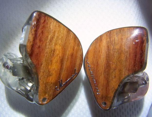 Dalbergiaのイメージとしては縁のアタリの紅い感じのイメージ