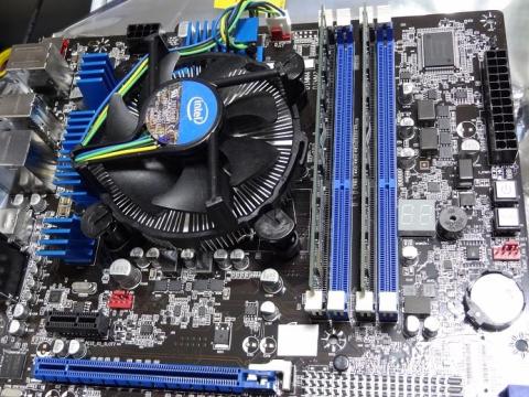 CPUクーラーとメモリ搭載