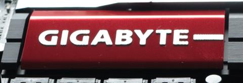 赤ベース部で存在感を主張し、シルバー部はヘアライン加工で高級感を演出